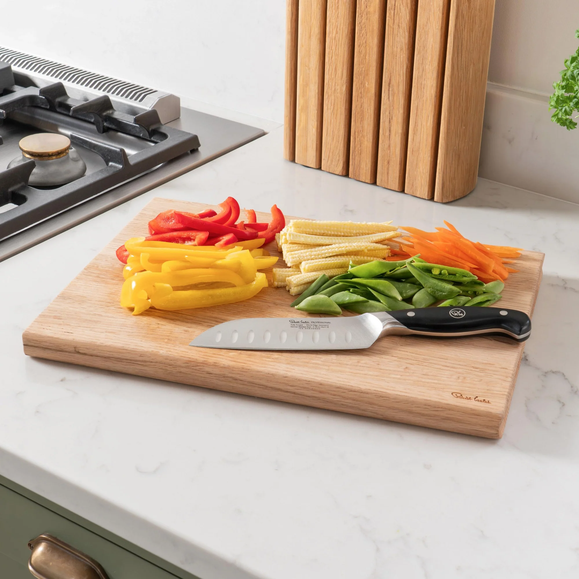 Signature Prism Oak Knife Block Set with Classic Chopping Board 38cm and Sharpener - Image 10